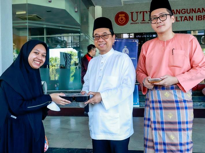 Raja Permaisuri Agong kurnia juadah Aidiladha kepada siswazah UTM Johor Bahru Raja Permaisuri Agong kurnia juadah Aidiladha kepada siswazah UTM Johor Bahru