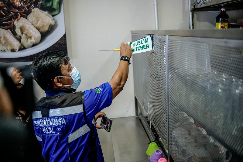 Restaurant raided for misleading ‘Muslim Kitchen’ sign