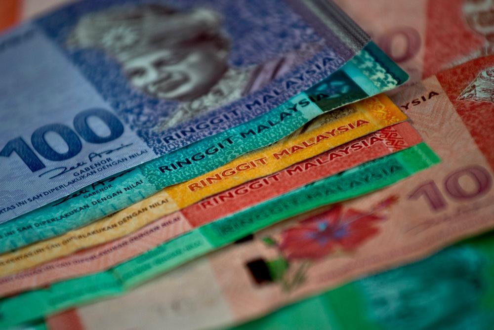 Ringgit falls, comments by Fed officials dampen rate cut hopes 