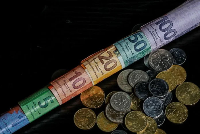 Ringgit_dips_against_US_dollar_but_gains_on_other_major_currencies Ringgit dips against US dollar but gains on other major currencies