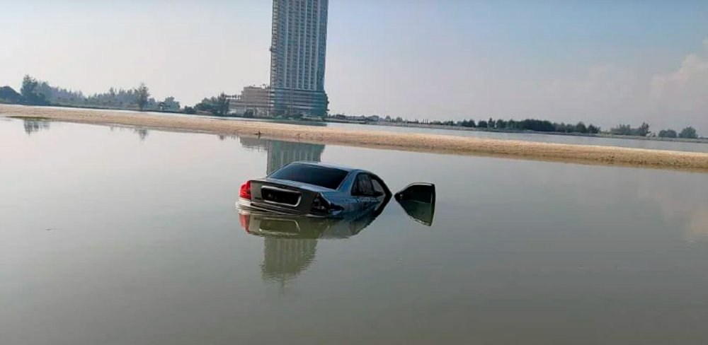 Rising tide submerges Bangladeshi man’s car in Melaka Rising tide submerges Bangladeshi man’s car in Melaka