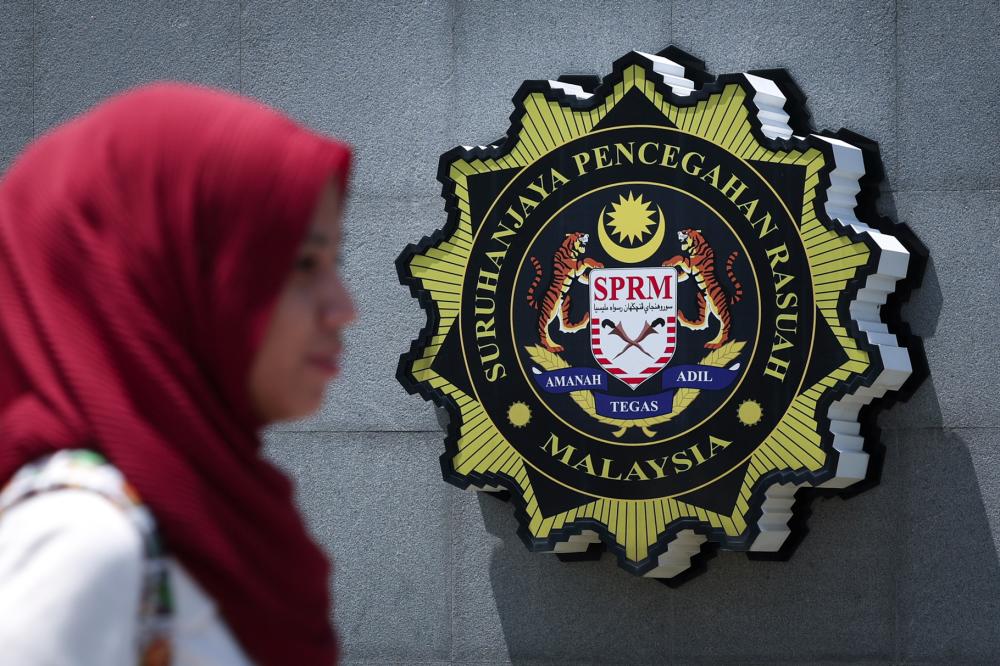 SPRM tahan pegawai kerajaan dipercayai terima rasuah untuk percepatkan bayaran kontraktor SPRM tahan pegawai kerajaan dipercayai terima rasuah untuk percepatkan bayaran kontraktor