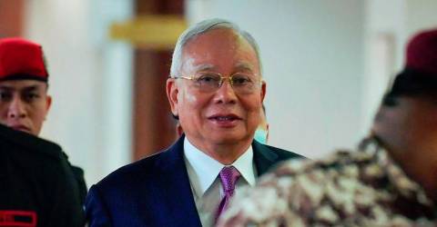 Sakit lutut: Perbicaraan kes 1MDB hari ini, esok ditangguhkan Sakit lutut: Perbicaraan kes 1MDB hari ini, esok ditangguhkan