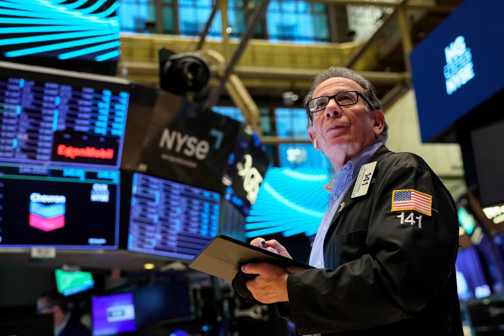 S&amp;P 500 barely gains while Dow ends lower as Cisco, Walmart drag