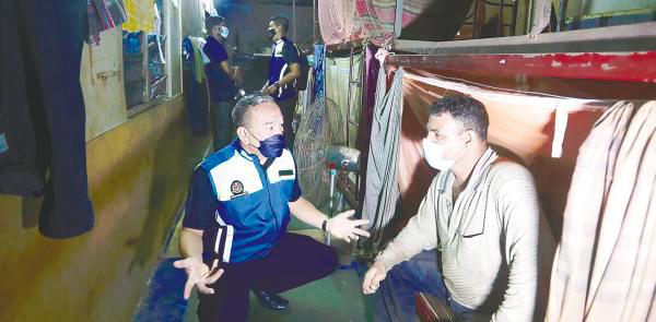 Samun warga emas: Tiga sekawan dipenjara enam tahun, dua sebatan Samun warga emas: Tiga sekawan dipenjara enam tahun, dua sebatan