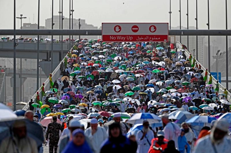 Saudi officials say 2,000 Haj pilgrims hit by heat stress