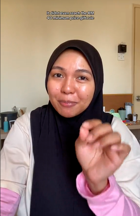 Secret Santa turns sour after dejected M’sian receives RM30 towel