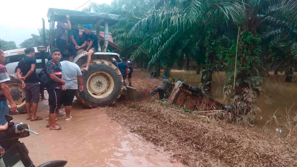 Septuagenarian found drowned in car at oil palm plantation Septuagenarian found drowned in car at oil palm plantation