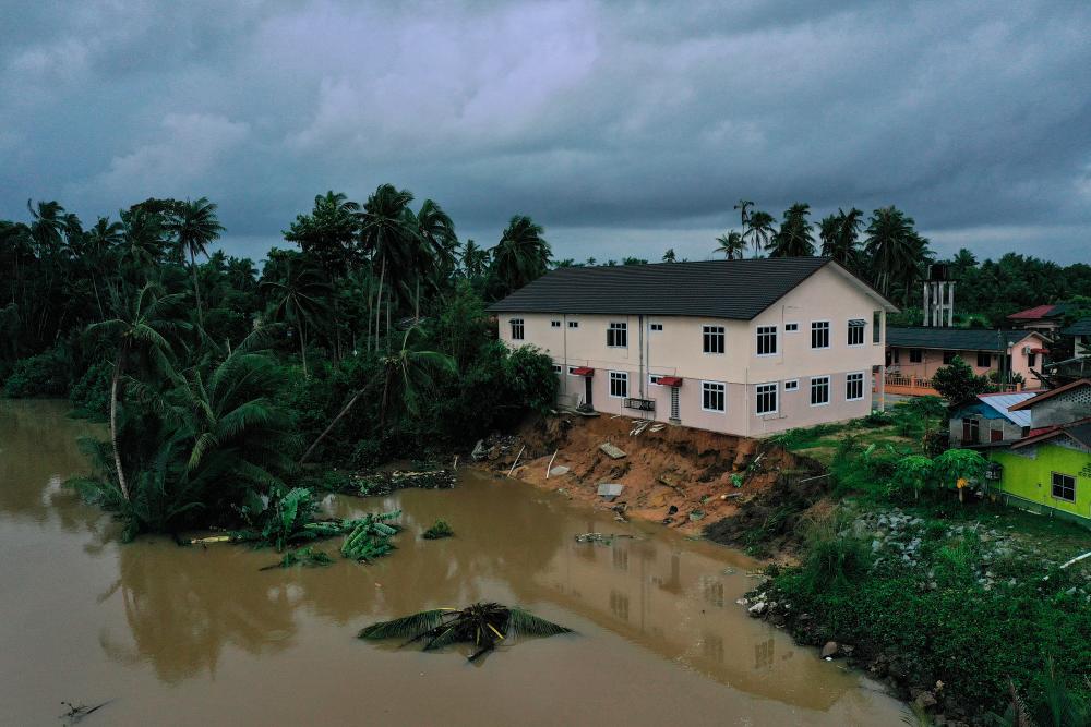 Sg Kampung Kuau villagers living in fear of river bank collapse Sg Kampung Kuau villagers living in fear of river bank collapse