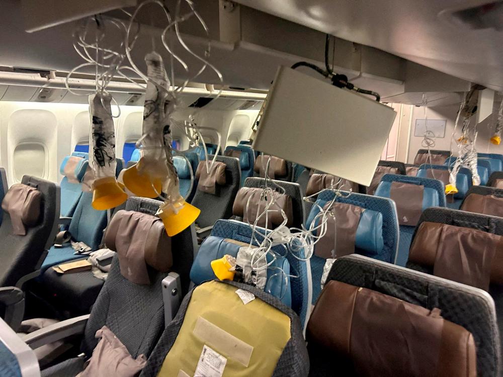 Singapore Airlines offers compensation to passengers on severely turbulent flight Singapore Airlines offers compensation to passengers on severely turbulent flight