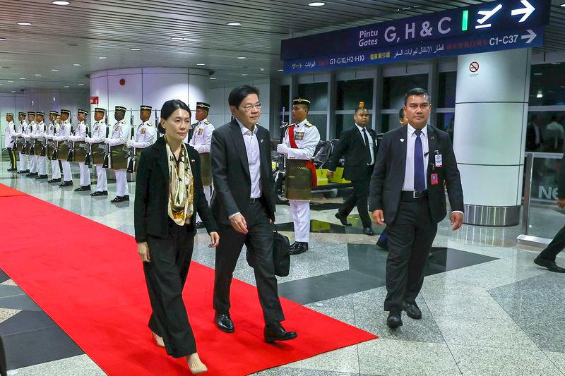 Singapore PM departs home after a successful two-day working visit to Malaysia Singapore PM departs home after a successful two-day working visit to Malaysia