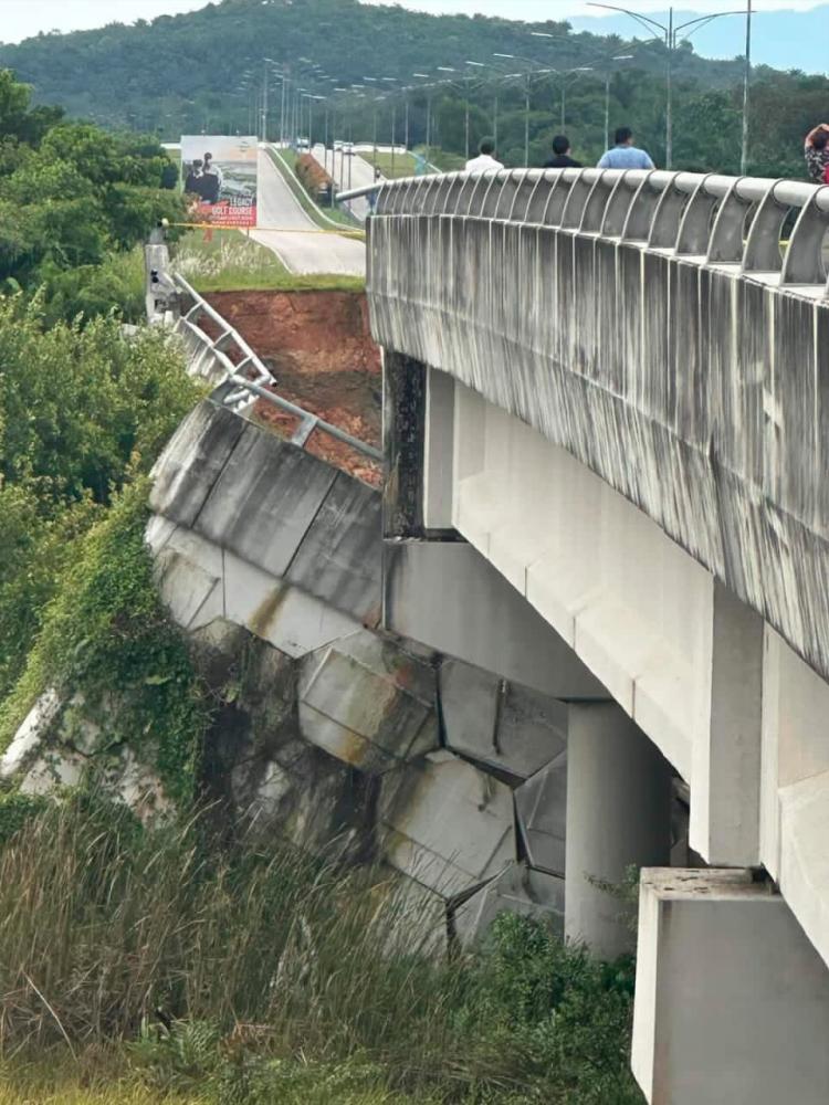 Sinkhole causes bridge collapse at Jalan Forest City-Lebuh Tanjung Pelepas Sinkhole causes bridge collapse at Jalan Forest City-Lebuh Tanjung Pelepas