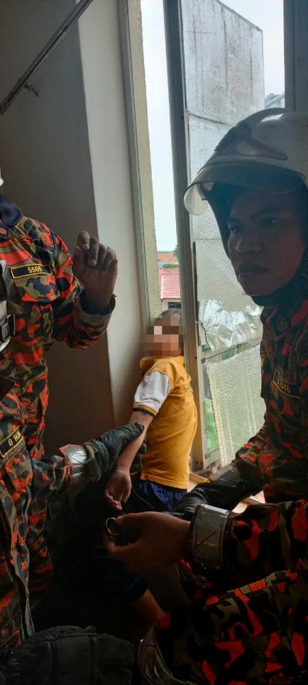 Six-year-old gets head stuck in apartment window in Melaka, rescued by abang bomba Six-year-old gets head stuck in apartment window in Melaka, rescued by abang bomba