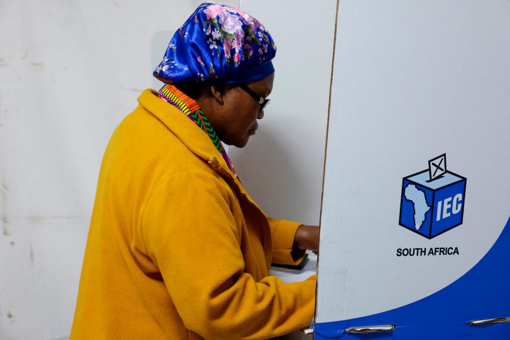 South Africa announces early election results in crucial polls South Africa announces early election results in crucial polls