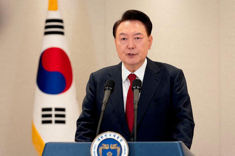 South Korea investigators in standoff to arrest President Yoon