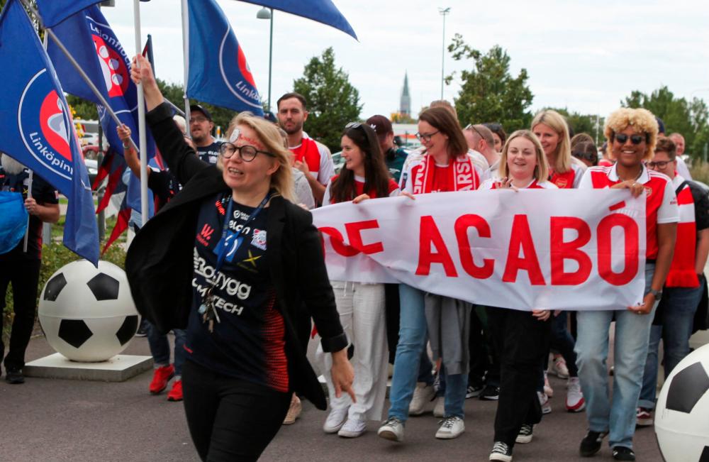 Spanish women footballers to strike over pay, Rubiales kiss Spanish women footballers to strike over pay, Rubiales kiss
