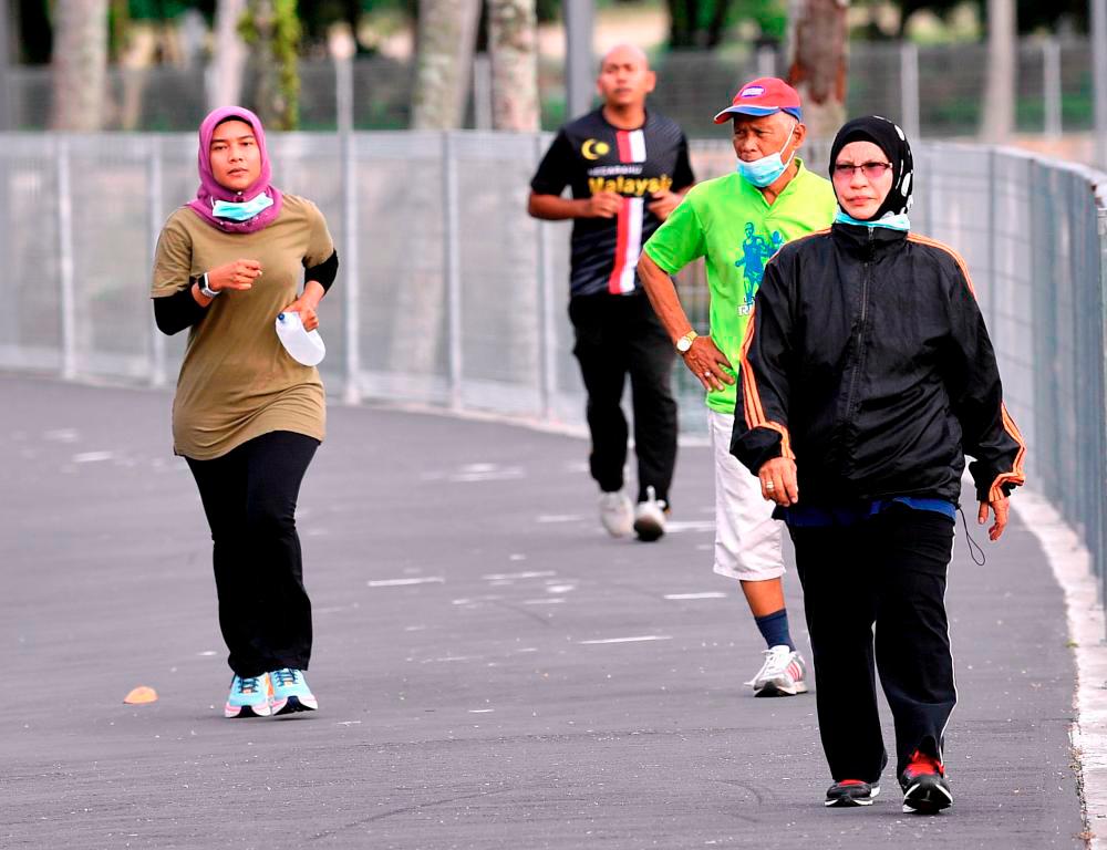 Stay fit and healthy with midday exercise Stay fit and healthy with midday exercise