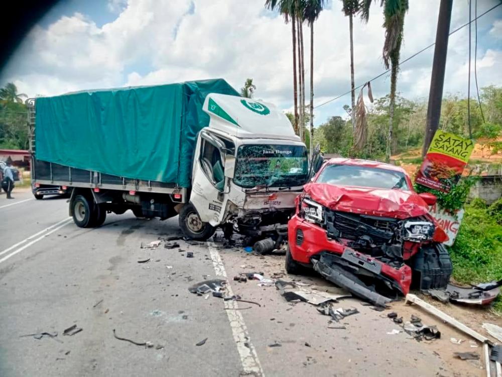 Suami isteri maut, anak cedera parah dalam kemalangan babitkan lima kenderaan