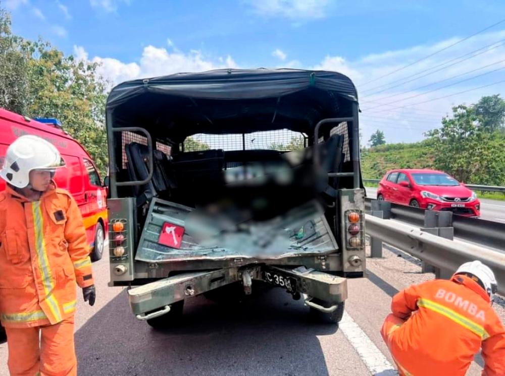 Suami isteri maut motosikal dinaiki rempuh belakang trak tentera