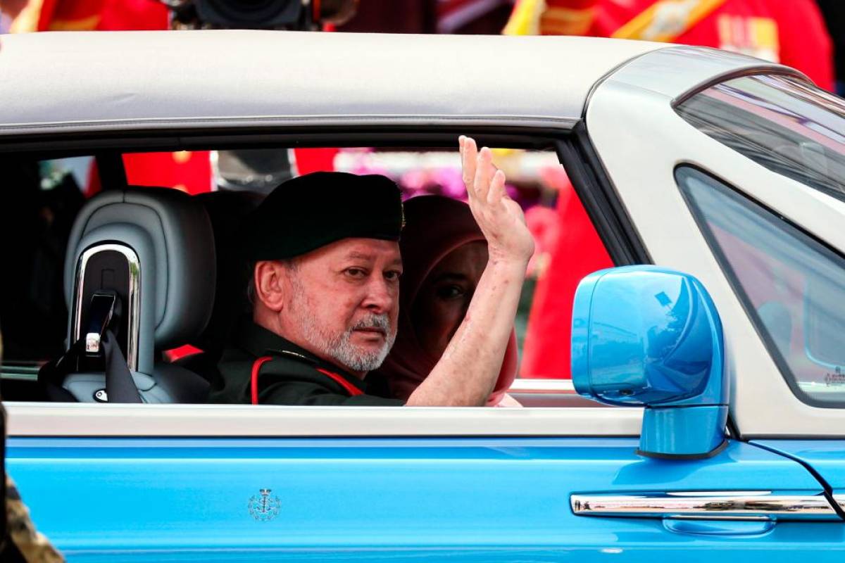 Sultan Ibrahim berangkat ke istiadat pengurniaan darjah kebesaran