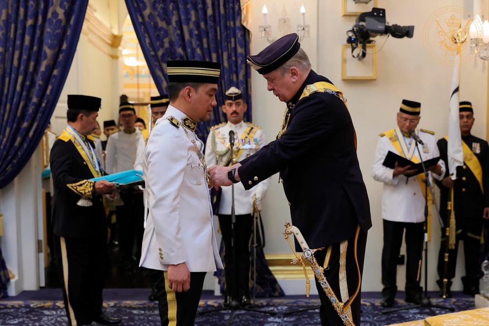 Sultan Ibrahim kurnia Darjah SMIJ kepada MB Johor