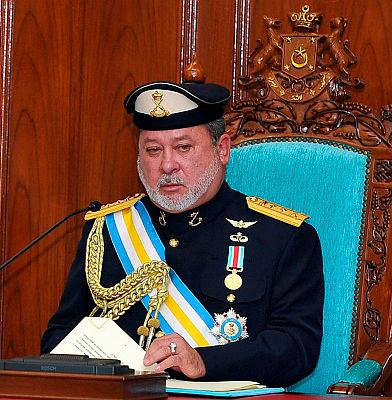 Sultan Ibrahim mingles with 3,000 Johoreans at tea reception in Mersing Sultan Ibrahim mingles with 3,000 Johoreans at tea reception in Mersing