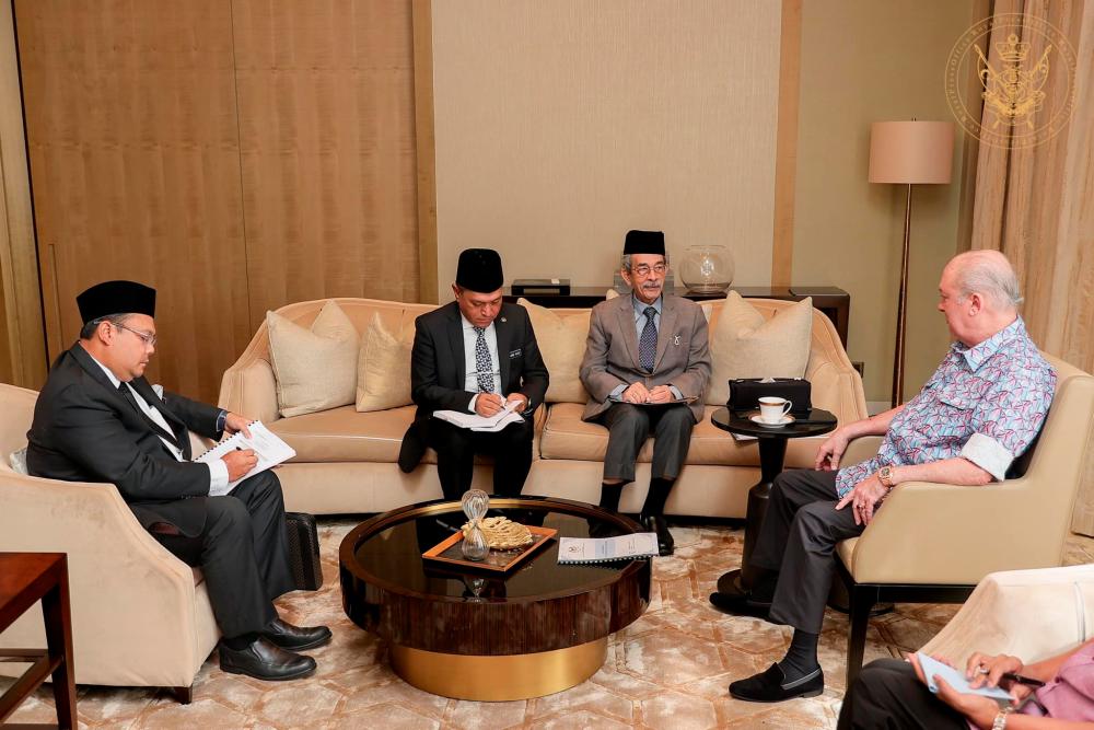 Sultan Johor terima menghadap Jawatankuasa Majlis Rasmi Kerajaan Sultan Johor terima menghadap Jawatankuasa Majlis Rasmi Kerajaan