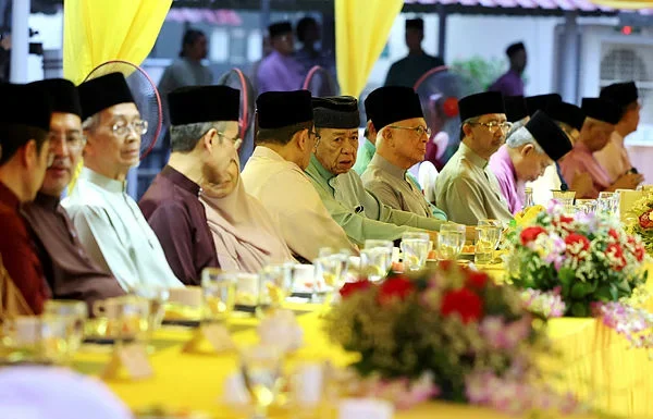 Selangor Ruler breaks fast with UPM community