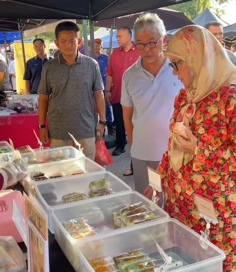 Pahang Royal couple pit-stops at Ramadan Bazaar stall, delight netizens