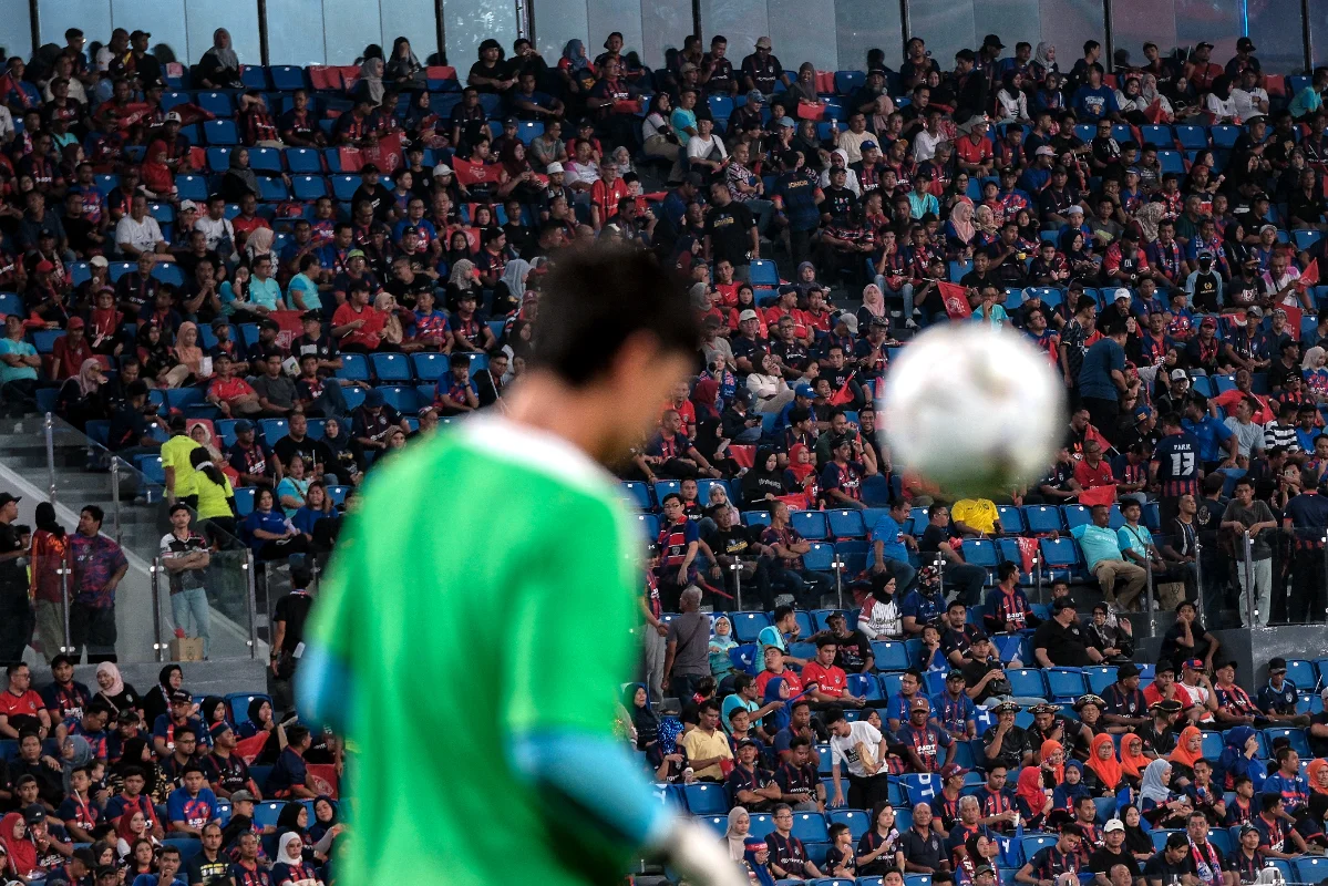 Sultan_of_Selangor_calls_for_discipline_among_football_fans