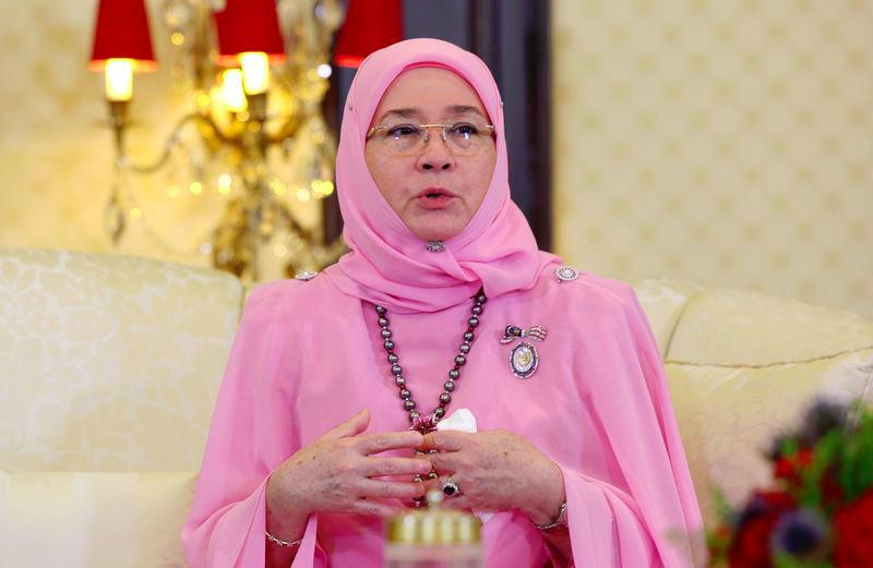 Suri rumah tanam padi dalam pasu tarik perhatian Tengku Ampuan Pahang Suri rumah tanam padi dalam pasu tarik perhatian Tengku Ampuan Pahang