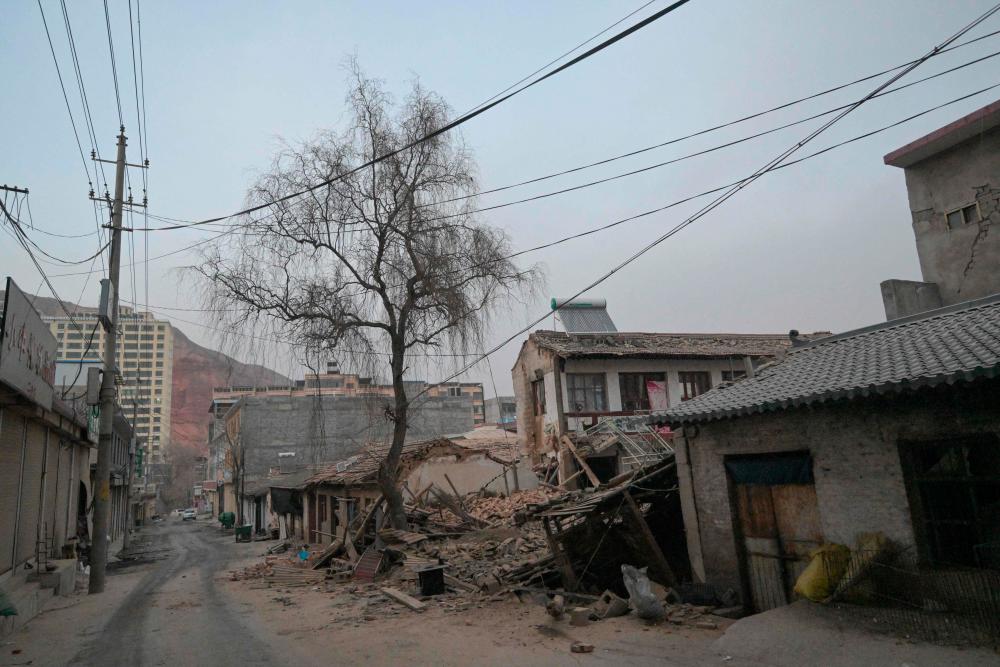 Survivors brave freezing cold after China quake kills 134