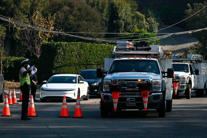 Survivors patrol as looters prey on fire-wrecked Los Angeles