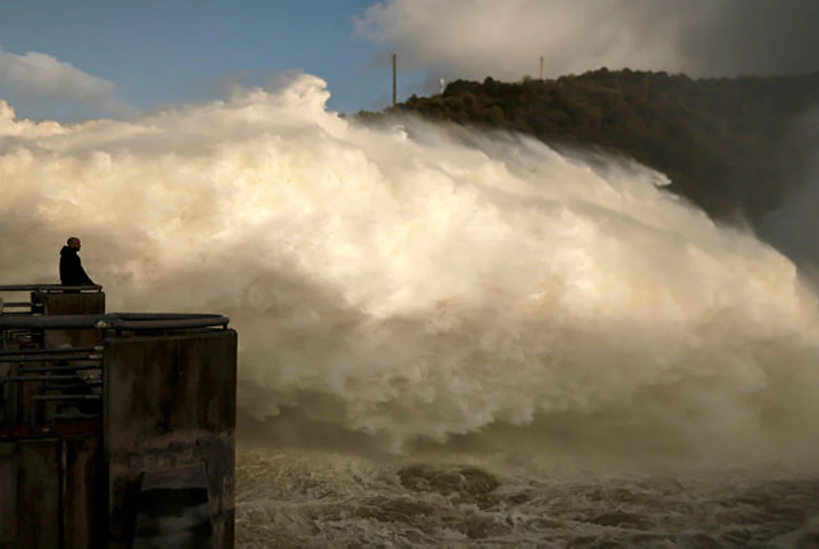 Spanish PM due to visit flood zone as rain relents