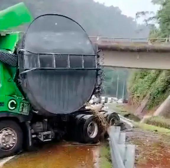 Tanker carrying used cooking oil crashes, thousands of litres spilt along KL-Karak highway Tanker carrying used cooking oil crashes, thousands of litres spilt along KL-Karak highway