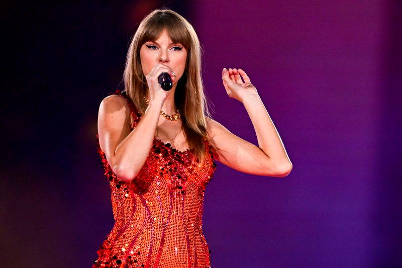 Taylor Swift fever grips Paris at start of Europe tour Taylor Swift fever grips Paris at start of Europe tour