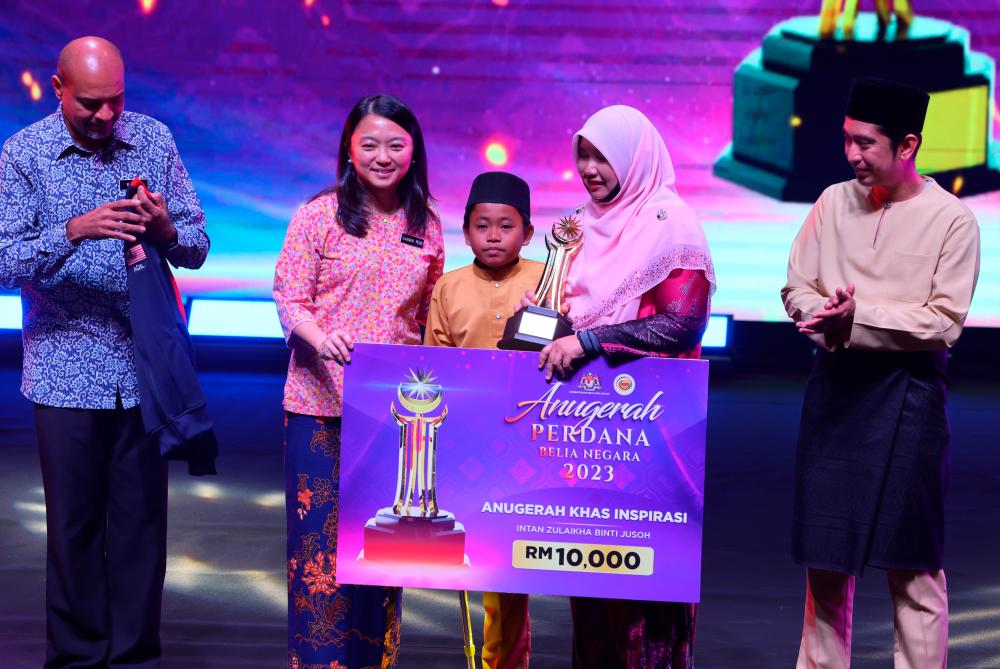 Teacher Intan Zulaikha receives special inspirational award at APBN