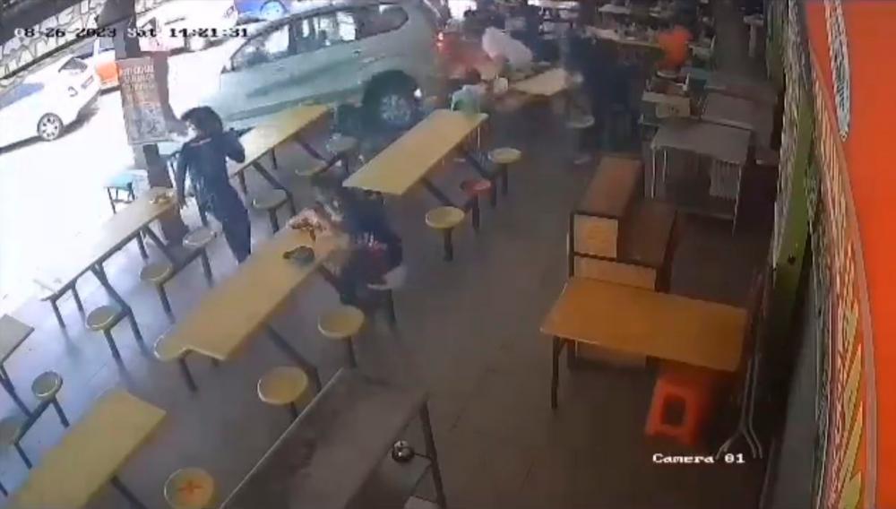 Teen accidentally reverses MPV into diners at Malacca food court
