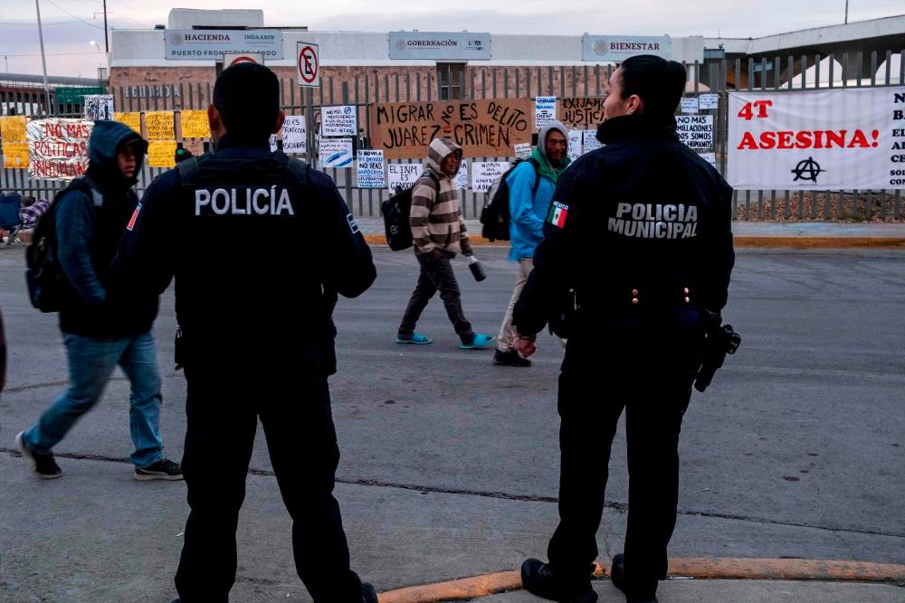 Teen gunman kills 3 in New Mexico before police shoot him dead Teen gunman kills 3 in New Mexico before police shoot him dead
