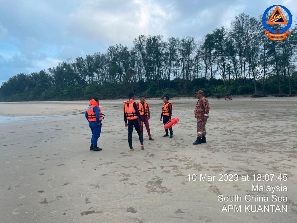 Teenager missing, feared drowned at Pantai Cempaka Teenager missing, feared drowned at Pantai Cempaka