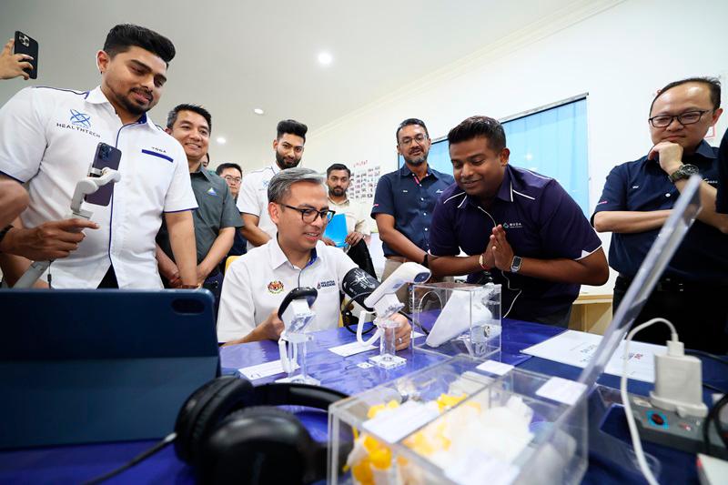 Teknologi FSO berpotensi selesaikan akses liputan internet kepada rakyat - Fahmi Teknologi FSO berpotensi selesaikan akses liputan internet kepada rakyat - Fahmi