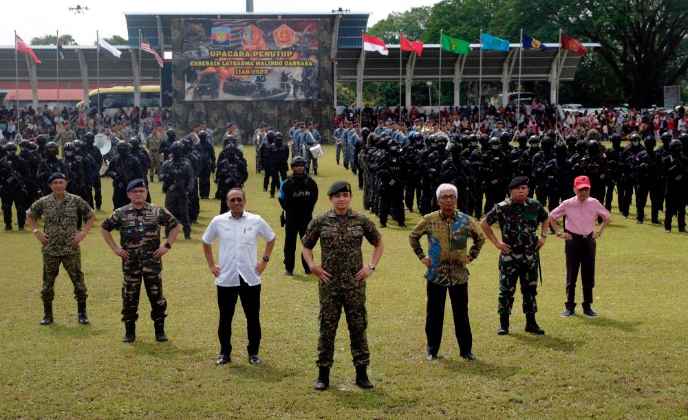 Tengku Hassanal graces closing ceremony of Malaysia-Indonesia military exercise Tengku Hassanal graces closing ceremony of Malaysia-Indonesia military exercise