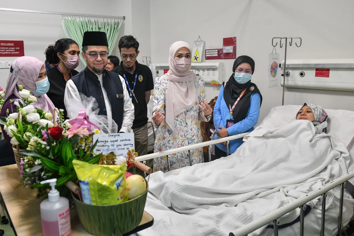 Tengku_Permaisuri_Norashikin_visits_UiTM_lecturers_injured_in_tree_fall