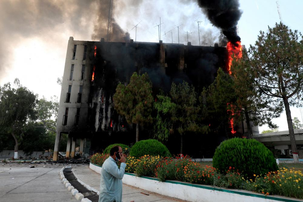 Tension prevails outside Imran Khan’s house in Lahore City Tension prevails outside Imran Khan’s house in Lahore City