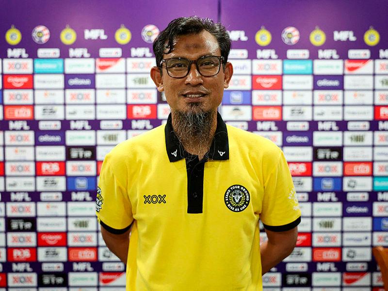 The Boss Gaurus snatch left back Tommy Mawat 