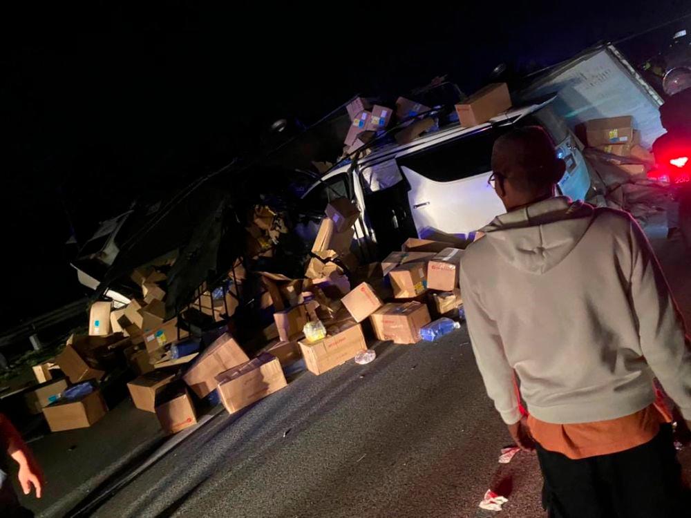 Three-vehicle pile-up causes 7km crawl Three-vehicle pile-up causes 7km crawl