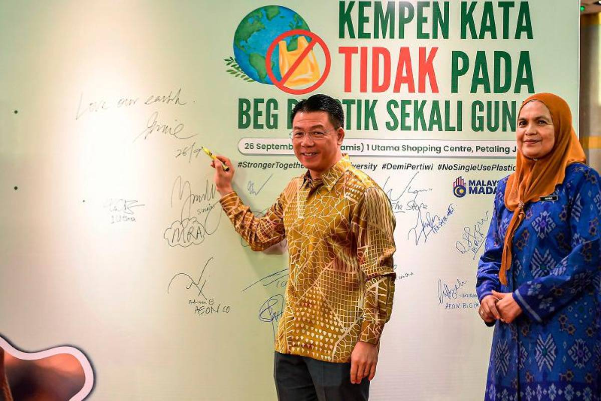 Tiada lagi beg plastik di 20 pasar raya, kedai serbaneka, rangkaian farmasi mulai 1 Okt ini - Nga