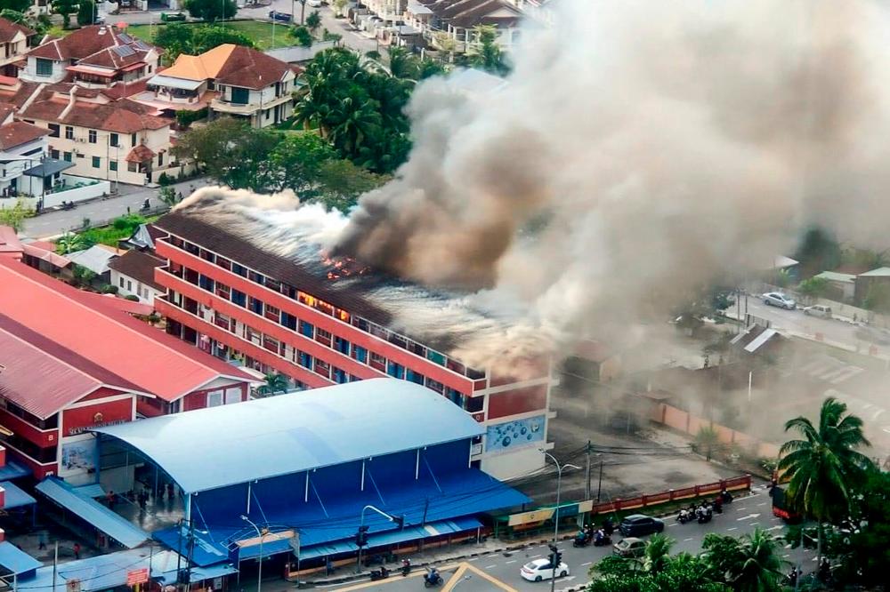 Tiga bilik darjah SK Permatang To' Kandu musnah terbakar