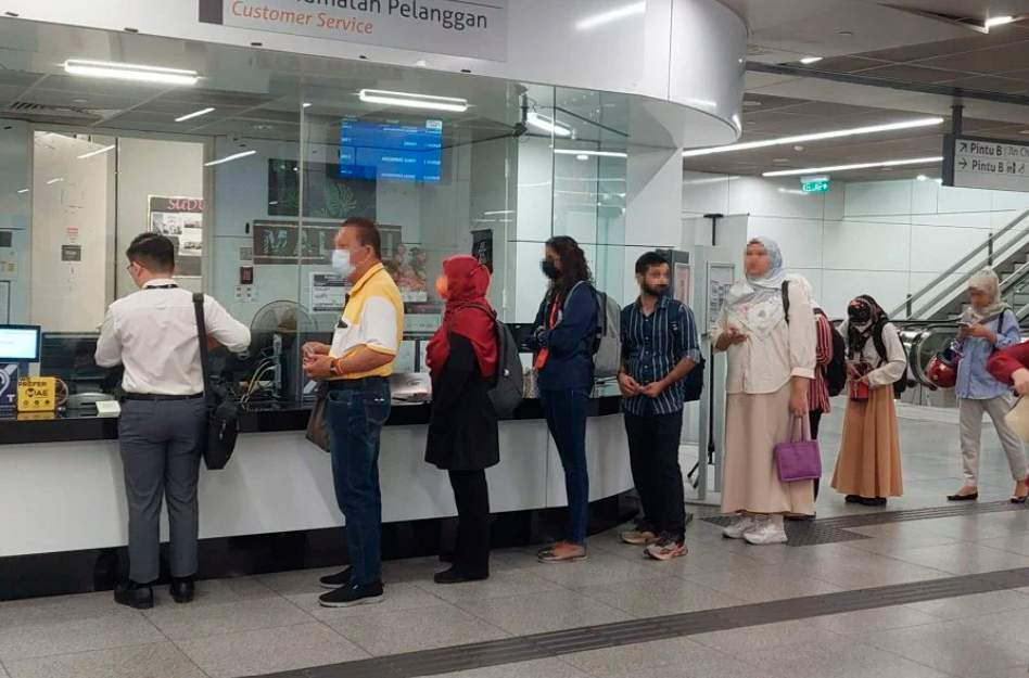 Train commuters left frustrated by cash-only My50 pass top at counters Train commuters left frustrated by cash-only My50 pass top at counters