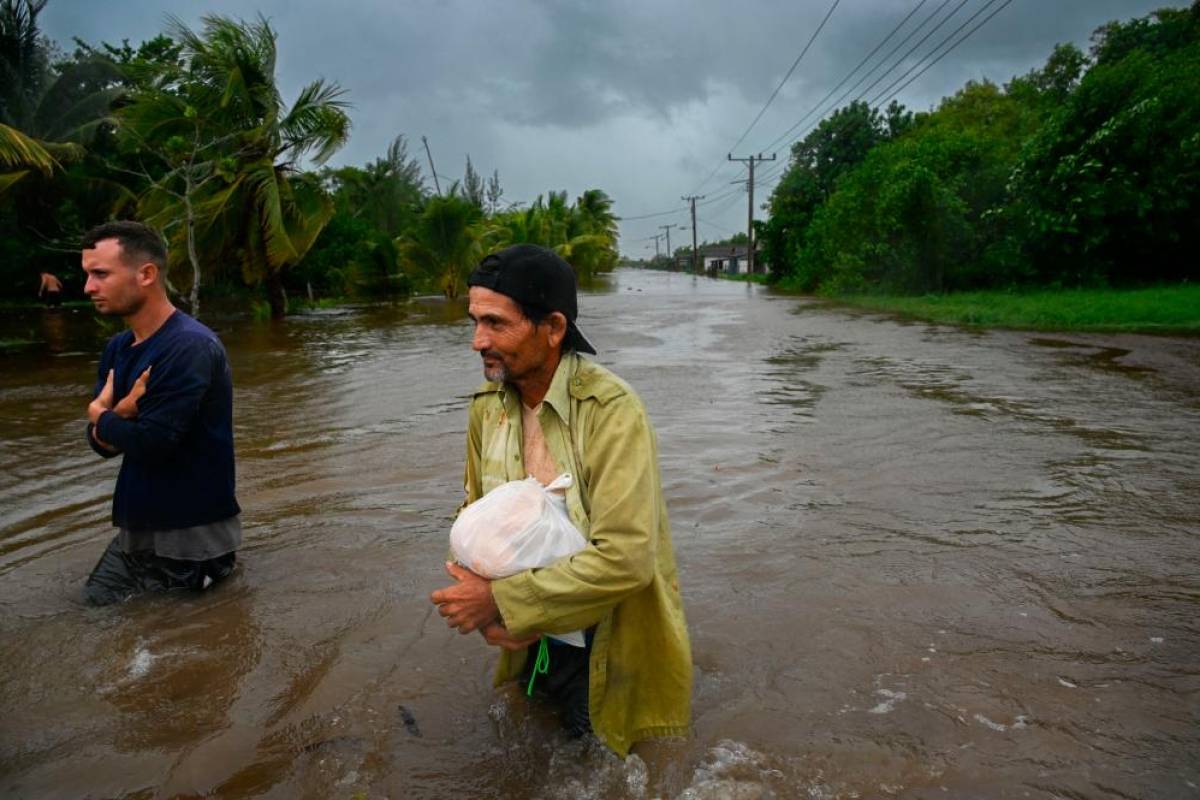 Tropical Storm John tilts back to Mexico’s Pacific coast Tropical Storm John tilts back to Mexico’s Pacific coast
